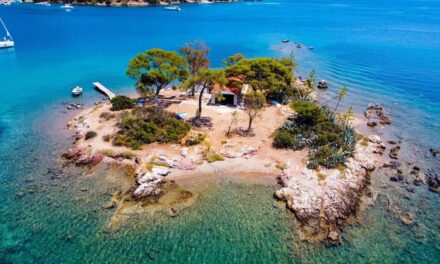 Το άγνωστο νησάκι του “έρωτα” με τα καταγάλανα νερά (vid)
