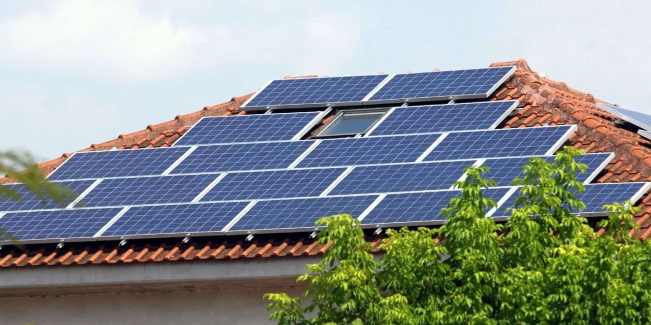 Φωτοβολταϊκά: Αξιοποιήστε την ενέργεια του ήλιου στο σπίτι σας έξυπνα με τη ΔΕΗ