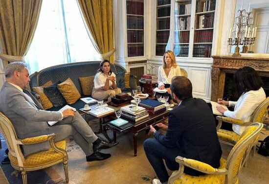 Συναντήσεις Κεφαλογιάννη με Γάλλους τουρ οπερέιτορ για επιμήκυνση της σεζόν και κρατήσεις τελευταίας στιγμής