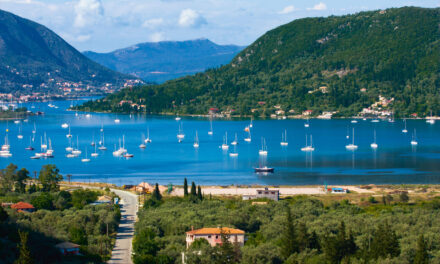 Guardian: Ένα ελληνικό νησί ανάμεσα στις καλύτερες ανοιξιάτικες αποδράσεις στην Ευρώπη