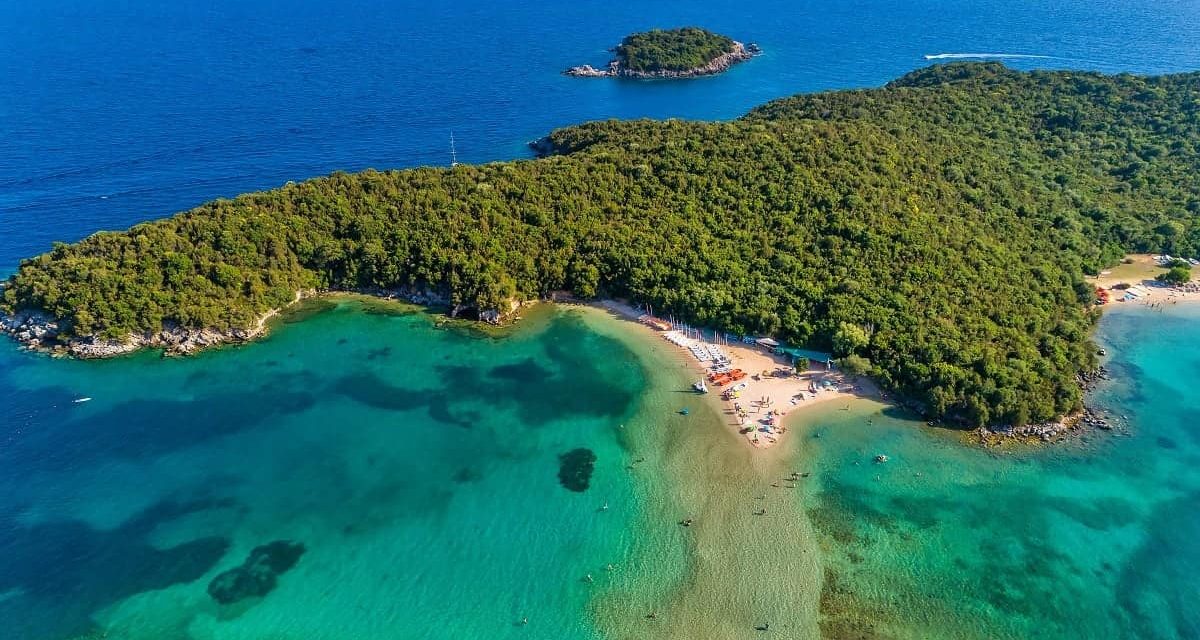 Η εξωτική παραλία με το περίεργο όνομα και το νησάκι που πας με τα πόδια (vid)