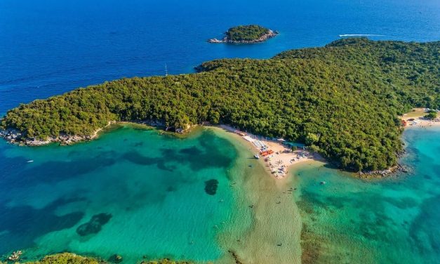 Η εξωτική παραλία με το περίεργο όνομα και το νησάκι που πας με τα πόδια (vid)