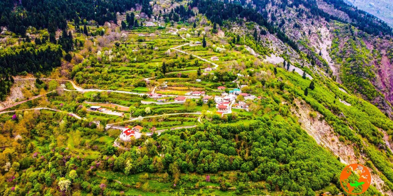 Τρίδενδρο, το υπέροχο χωριό στο χείλος του γκρεμού με θέα στον Αγραφιώτη (vid)