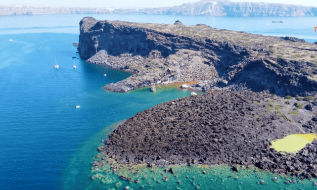 Κολυμπώντας σε ηφαίστειο: Μία μοναδική εμπειρία στα νερά της Σαντορίνης (vid)