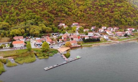 Ανακαλύψτε την απόλυτη γαλήνη και ηρεμία σε ένα άγνωστο – παραλίμνιο χωριό της Ελλάδας (vid)