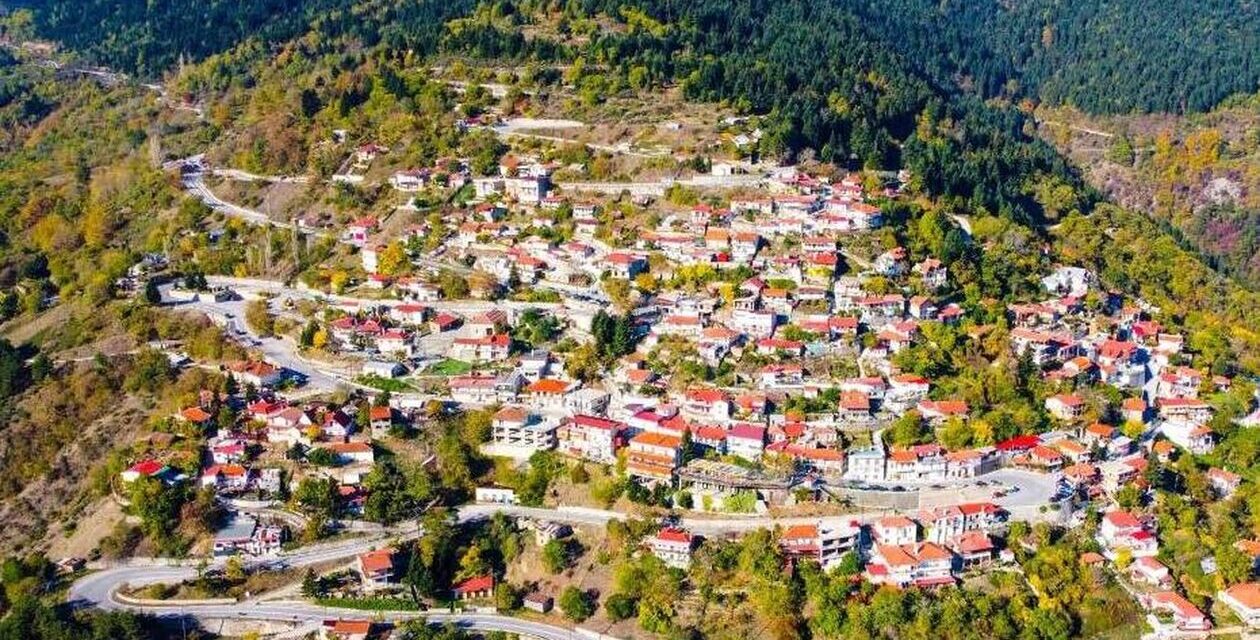 Το κουκλίστικο χωριό με την καταπληκτική θέα και τη γνωστή “φιδίσια” διαδρομή (video)