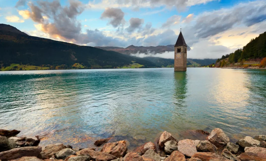 Curon, το απόκοσμο σκηνικό που ξετυλίγεται στα βουνά των Άλπεων (video)