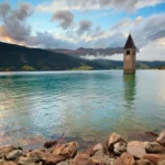 Curon, το απόκοσμο σκηνικό που ξετυλίγεται στα βουνά των Άλπεων (video)