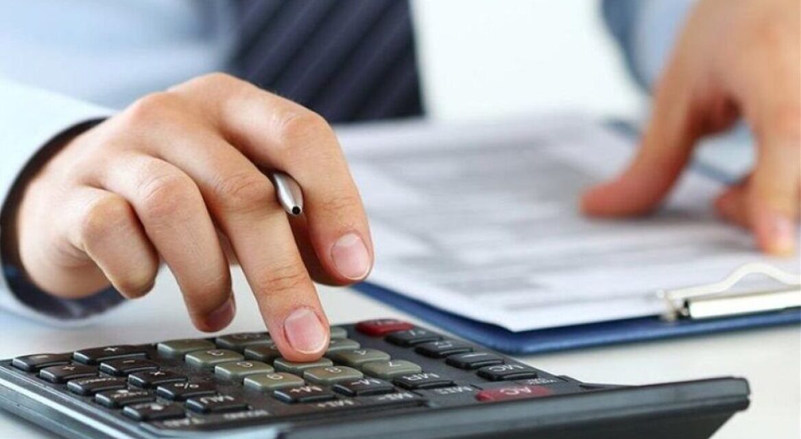 Σε διαβούλευση το φορολογικό νομοσχέδιο – Τι θα ισχύει για επαγγελματίες, Airbnb και ελέγχους