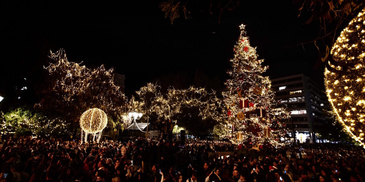 Φωταγωγήθηκε το εντυπωσιακό χριστουγεννιάτικο δέντρο στην Πλατεία Συντάγματος