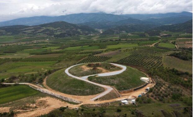 25 αρχιτεκτονικά μέλη, μετά από 21 αιώνες, επιστρέφουν στον αρχαίο περίβολο του Τύμβου Καστά