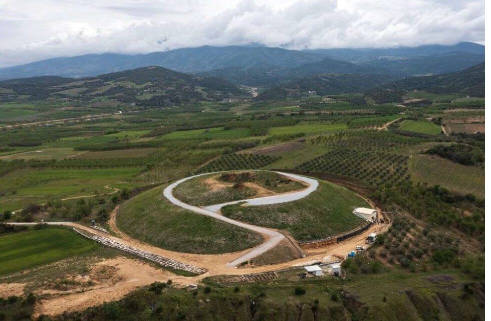 25 αρχιτεκτονικά μέλη, μετά από 21 αιώνες, επιστρέφουν στον αρχαίο περίβολο του Τύμβου Καστά