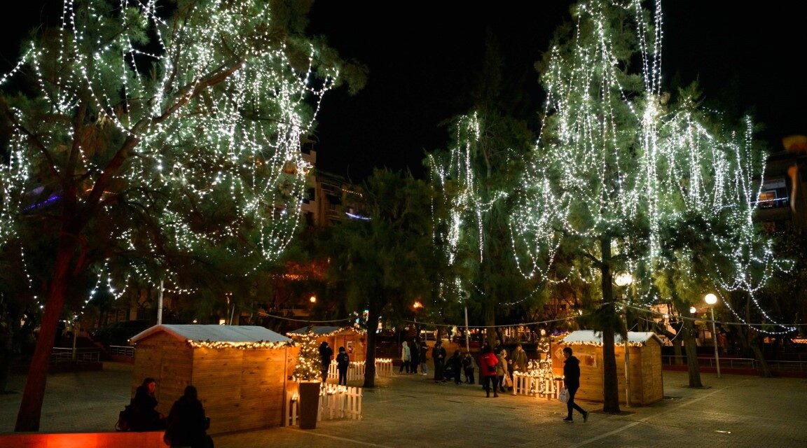 Δέκα γειτονιές της Αθήνας μεταμορφώνονται σε «Χριστουγεννιάτικα Χωριά»