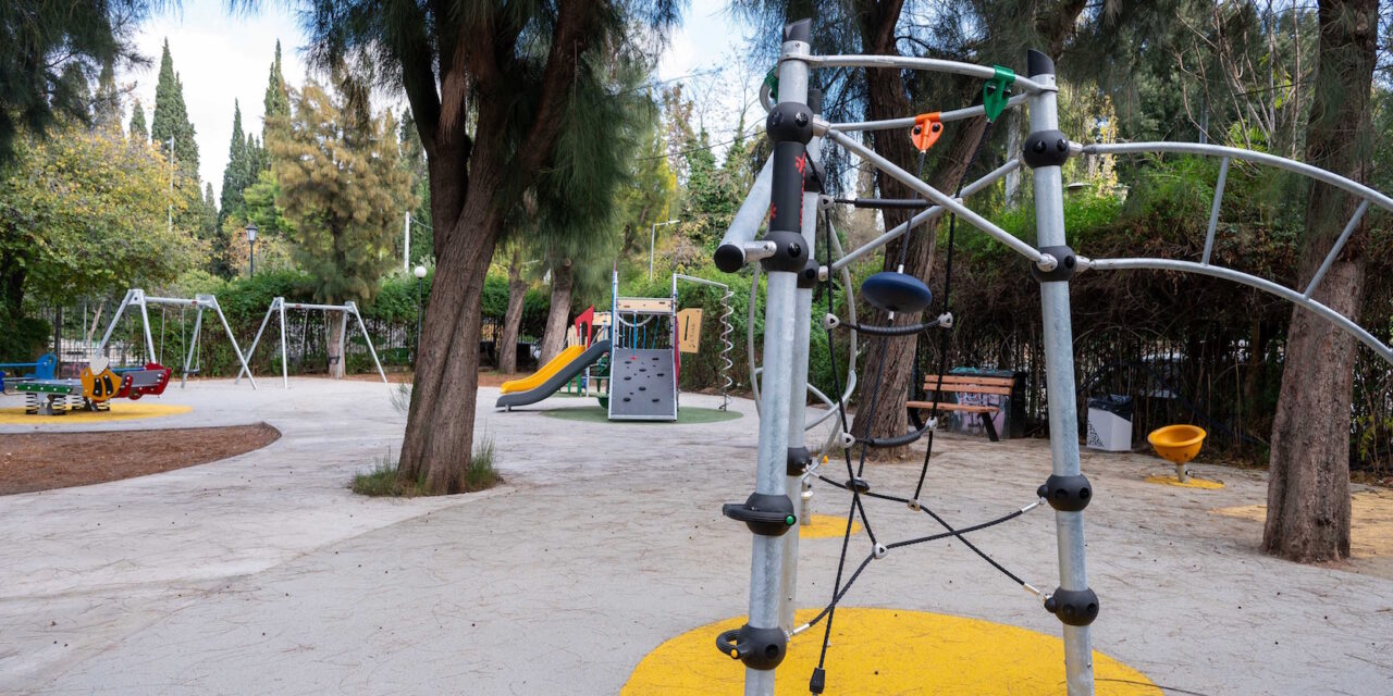 Παραδίδονται επτά νέες, σύγχρονες παιδικές χαρές στις γειτονιές της Αθήνας