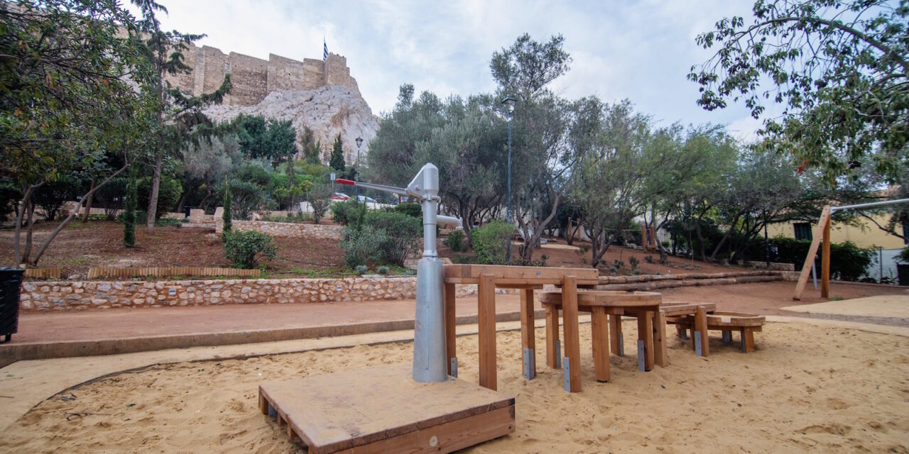 Νέα, σύγχρονη και ασφαλής παιδική χαρά στην Ακρόπολη – Διαθέτει όργανα παιχνιδιού και πλήρη αστικό εξοπλισμό