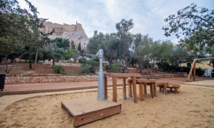 Νέα, σύγχρονη και ασφαλής παιδική χαρά στην Ακρόπολη – Διαθέτει όργανα παιχνιδιού και πλήρη αστικό εξοπλισμό