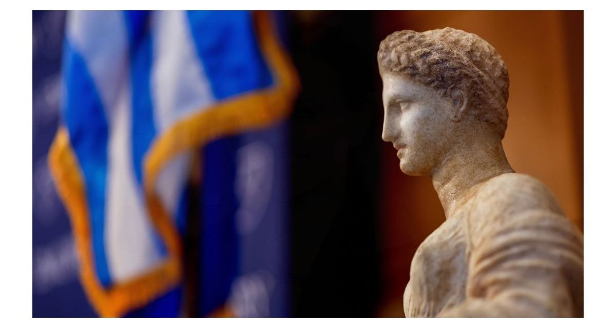 Μινωική λάρνακα, γυναικείο άγαλμα και ανδρική μορφή από επιτύμβιο ναΐσκο επιστρέφουν στην Ελλάδα από το Μουσείο Carlos