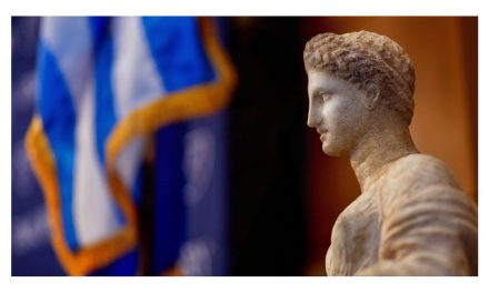 Μινωική λάρνακα, γυναικείο άγαλμα και ανδρική μορφή από επιτύμβιο ναΐσκο επιστρέφουν στην Ελλάδα από το Μουσείο Carlos