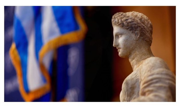 Μινωική λάρνακα, γυναικείο άγαλμα και ανδρική μορφή από επιτύμβιο ναΐσκο επιστρέφουν στην Ελλάδα από το Μουσείο Carlos