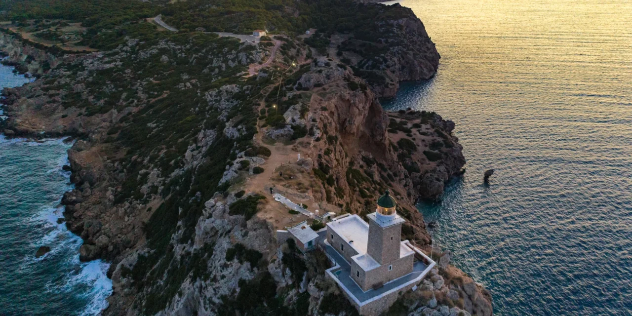 Μελαγκάβι: Ο φάρος με το ωραιότερο ηλιοβασίλεμα στον Κορινθιακό