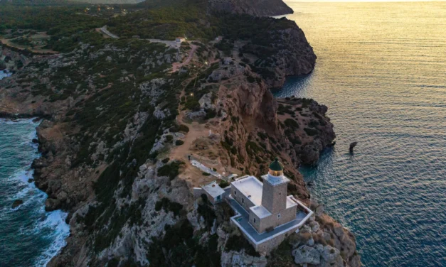 Μελαγκάβι: Ο φάρος με το ωραιότερο ηλιοβασίλεμα στον Κορινθιακό