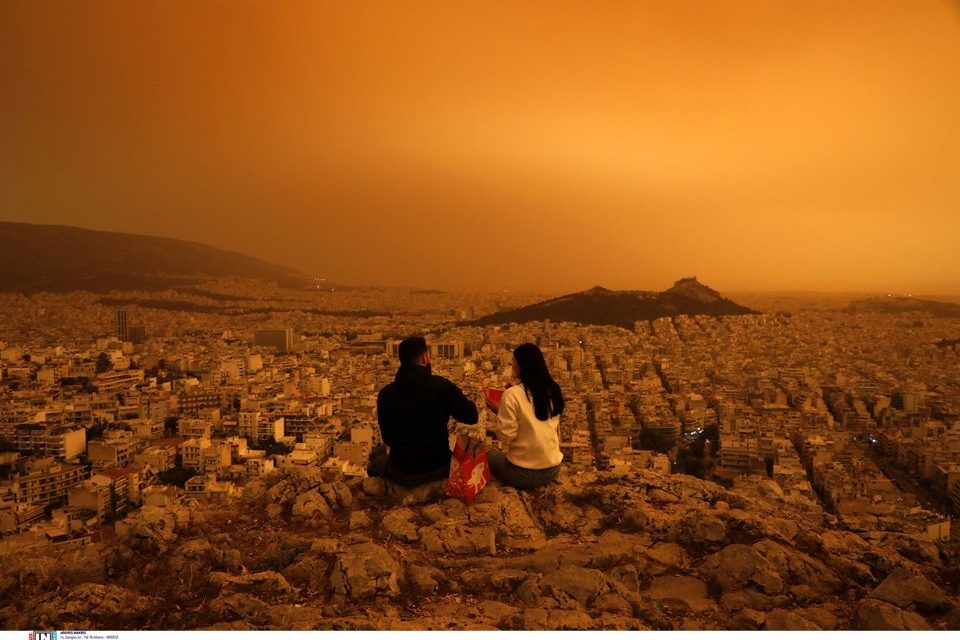 Επιμένει η αφρικανική σκόνη – Πότε υποχωρεί το πορτοκαλί πέπλο