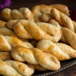 Τι συμβολίζει η Μ. Τετάρτη – Το ακριβό μύρο, το ευχέλαιο και τα πασχαλοκούλουρα