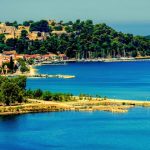 Κουκουμίτσα: Το πανέμορφο νησάκι στο οποίο πας… με τα πόδια!