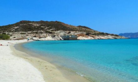 Το απόλυτο τιρκουάζ στα μοναδικά Πράσσα της Κιμώλου (video)