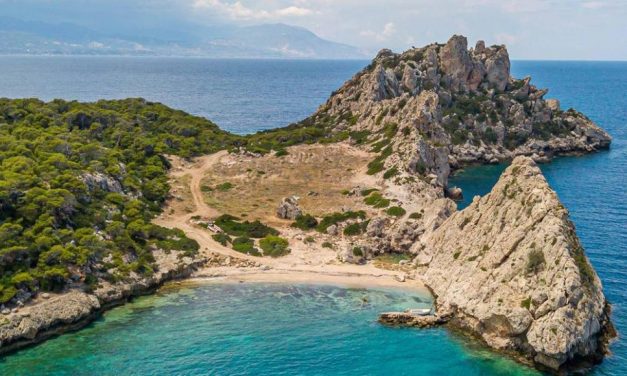 5 παραλίες για να απολαύσετε βουτιές στον Κορινθιακό