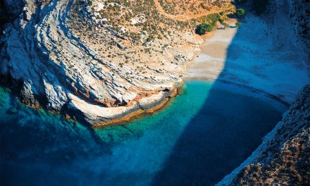 Τravel Off Path: Ποιο είναι το παραδεισένιο ελληνικό νησί που είναι βγαλμένο από καρτ ποστάλ