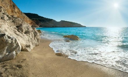 Απόμερες και γαλήνιες ή οργανωμένες και κοσμοπολίτικες; 7+1 παραλίες για όλα τα γούστα