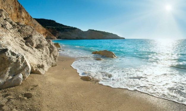 Απόμερες και γαλήνιες ή οργανωμένες και κοσμοπολίτικες; 7+1 παραλίες για όλα τα γούστα