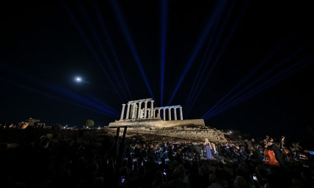 Η METLEN φωταγώγησε τον Ναό του Ποσειδώνα στο Σούνιο – Εντυπωσιακό αποτέλεσμα