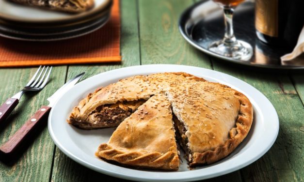 Η παραδοσιακή κρεατόπιτα που μας ταξιδεύει… στα Χανιά