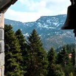 Παναγία του Βράχου: Μια εκκλησιά κρυμμένη στα Κορινθιακά Μετέωρα (video)