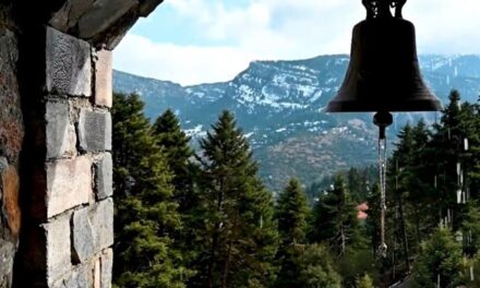 Παναγία του Βράχου: Μια εκκλησιά κρυμμένη στα Κορινθιακά Μετέωρα (video)