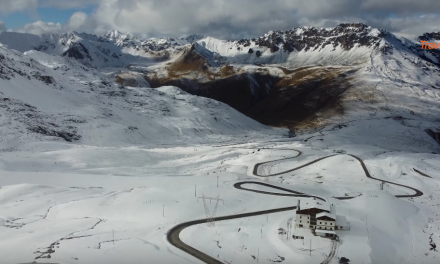 Passo Stelvio: Οδηγώντας στο ψηλότερο πέρασμα των Ιταλικών Άλπεων με τις 75 φουρκέτες (video)