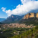 Λεωνίδιο: Ο παραδοσιακός οικισμός με τους κατακόκκινους βράχους