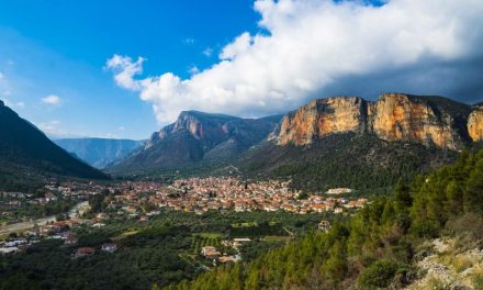 Λεωνίδιο: Ο παραδοσιακός οικισμός με τους κατακόκκινους βράχους