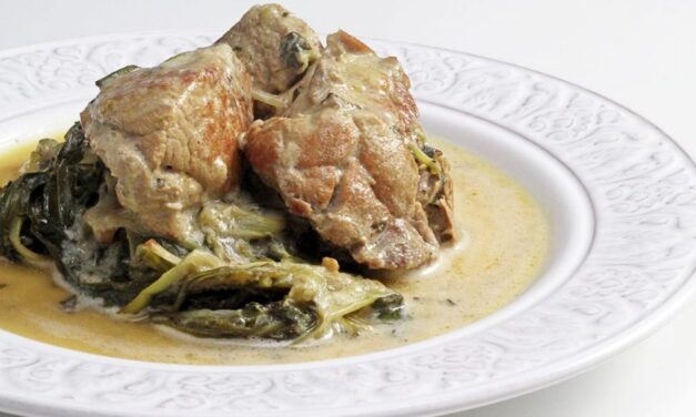 Στρώνοντας κρητικό τραπέζι: Χοιρινό στη κατσαρόλα με… σταμναγκάθι