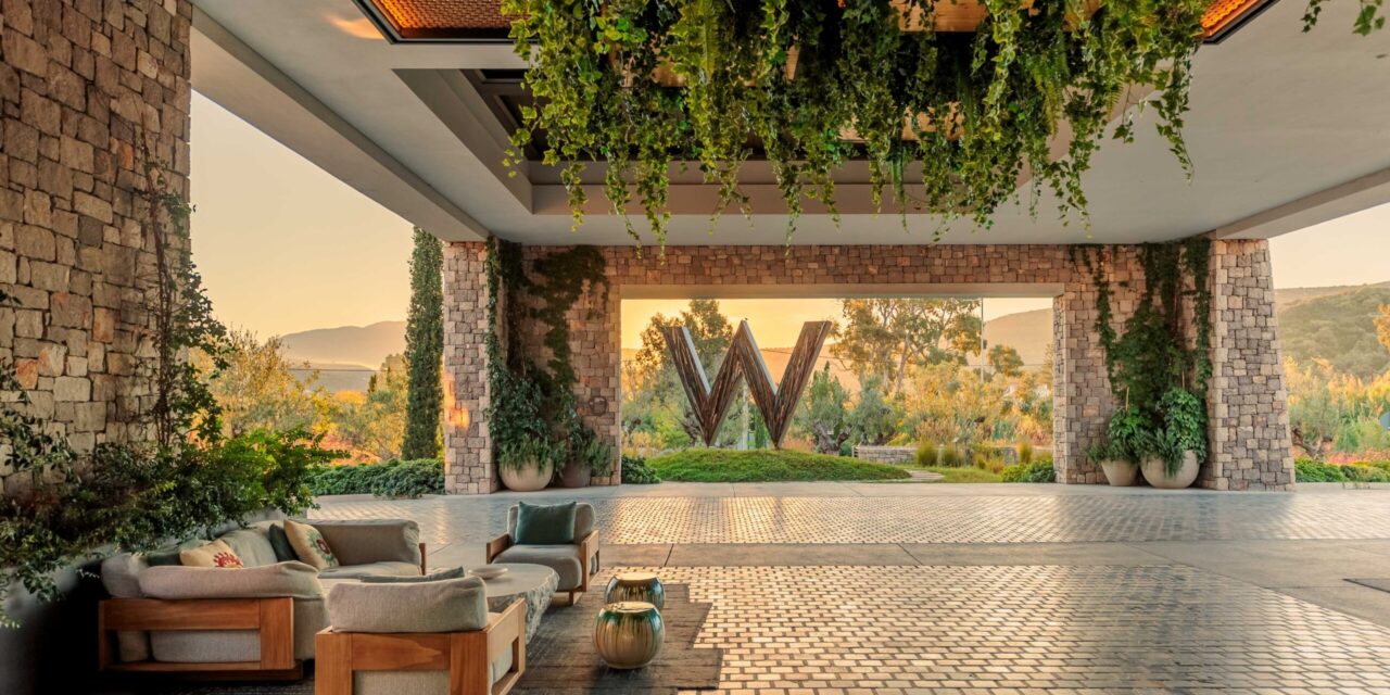 Το W Costa Navarino επιστρέφει στις 9 Απριλίου με ηχηρές συνεργασίες και συναρπαστικές εμπειρίες