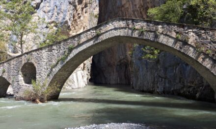 Οι «συμπληγάδες» των Γρεβενών και το γεφύρι των 280 ετών (video)