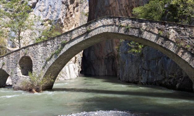 Οι «συμπληγάδες» των Γρεβενών και το γεφύρι των 280 ετών (video)