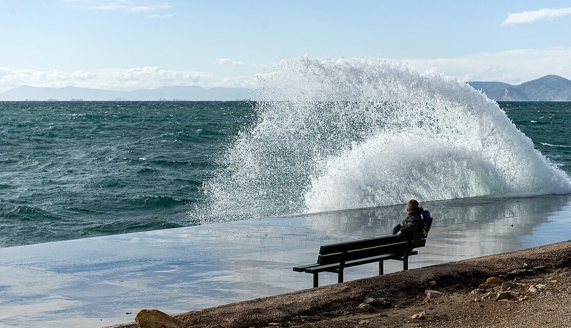 Καιρός: Επιμένουν οι ισχυροί βοριάδες – Ανεβαίνει λίγο η θερμοκρασία