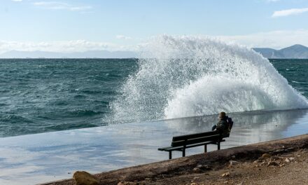 Καιρός: Επιμένουν οι ισχυροί βοριάδες – Ανεβαίνει λίγο η θερμοκρασία