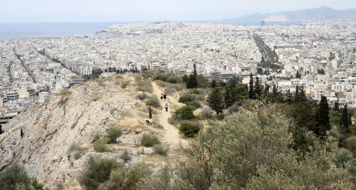 Καιρός: Επιμένουν οι υψηλές θερμοκρασίες και η σκόνη