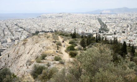 Καιρός: Επιμένουν οι υψηλές θερμοκρασίες και η σκόνη