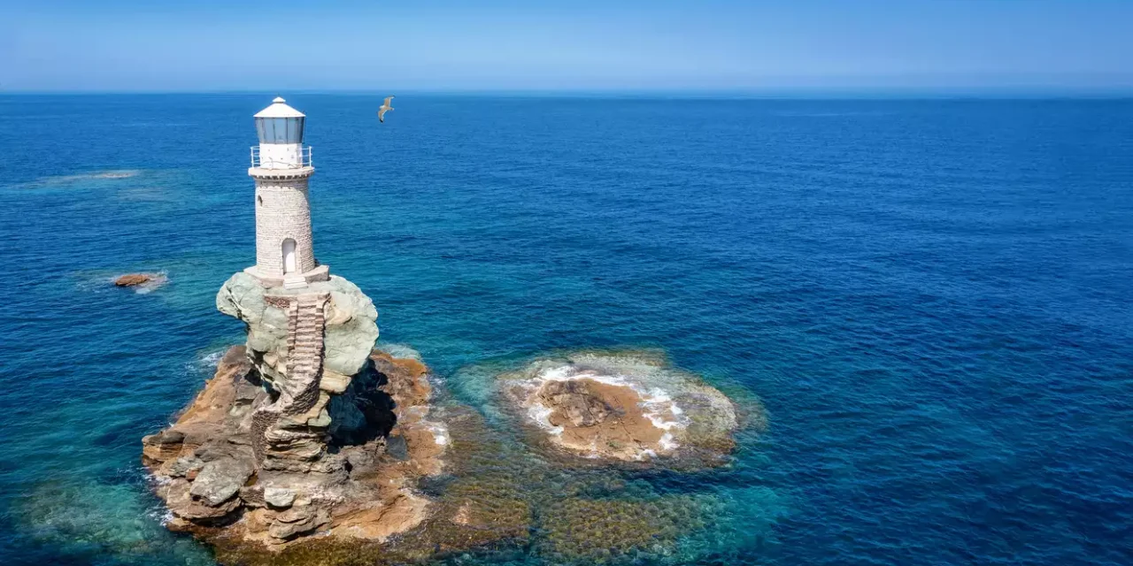 Ένα ελληνικό νησί ανάμεσα στα 24 μέρη με τους πιο εντυπωσιακούς φάρους του πλανήτη