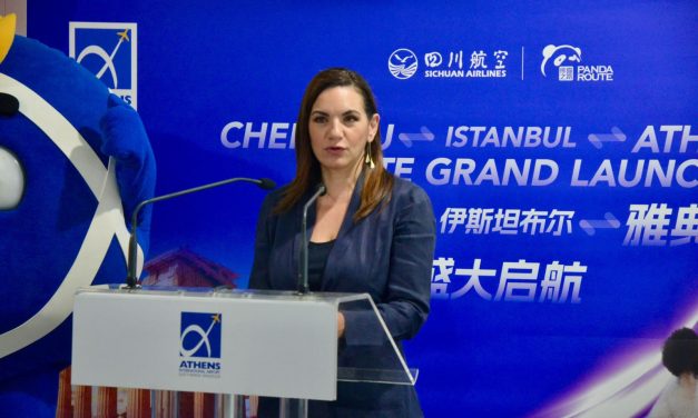 H υπουργός Τουρισμού Όλγα Κεφαλογιάννη στην εκδήλωση για την έναρξη πτήσεων της Sichuan Airlines προς Αθήνα